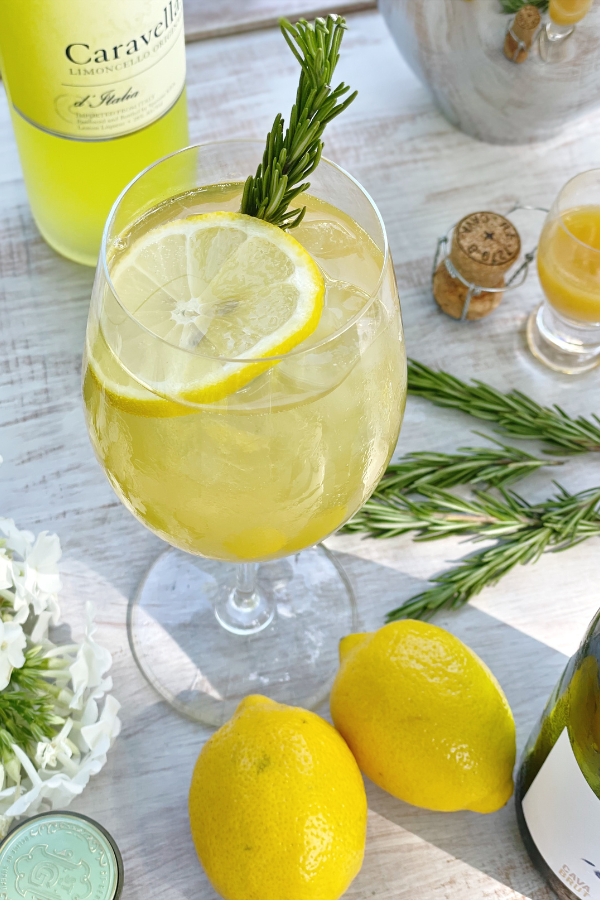 A Simple Summer Lemon and Elderflower Cocktail Recipe