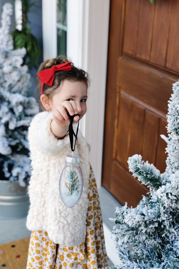 Looking for a quick and easy DIY Christmas ornament to make with your kids? This snow globe ornament is simple, cute, cheap and fun! Make holiday memories with your little one while making these adorable ornaments that are perfect for gifting to teachers, neighbors, or grandparents!