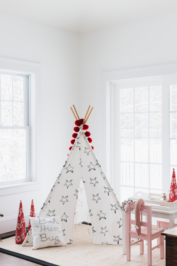 Discover 10 creative ways to decorate kids' rooms for Christmas to create an atmosphere that is warm, magical, and inviting, perfect for the holiday season.