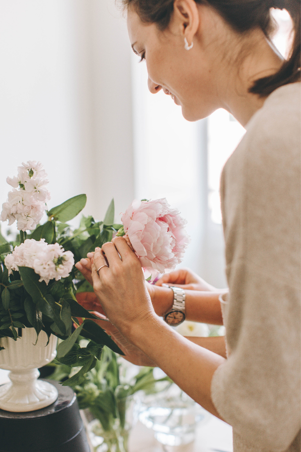 Bridal shower inspo: A beautiful floral arrangement activity where guests can create their own bouquets. This unique bridal shower idea doubles as a fun wedding shower activity and a creative bridal shower party favor. Perfect for a brunch bridal shower or small bridal shower ideas that feel personal and memorable.